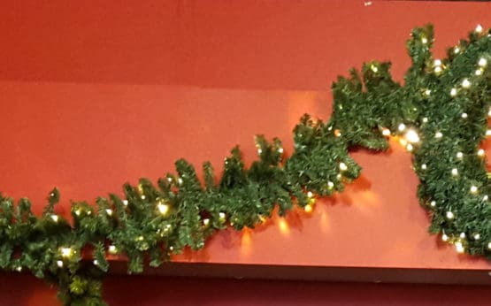 9.5-foot LED XP Connectable Pre-Lit Christmas Garland - Christmas Garlands Ireland