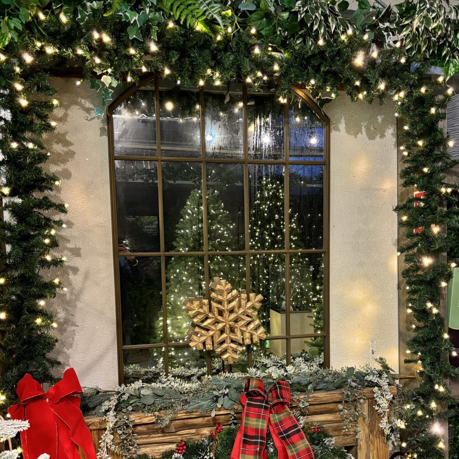 9.5ft christmas garland with connectable led lights for outdoor and indoor for sale from Christmasland