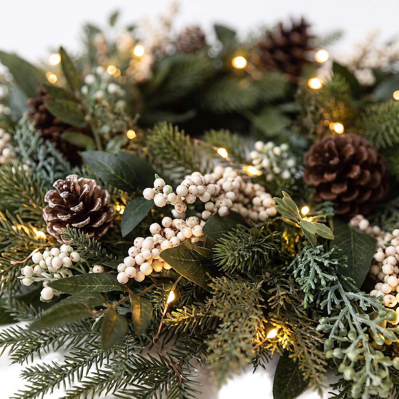 Snowfield Juniper Berry Pre-Lit Christmas Wreath – 66 cm, 50 Warm White LEDs - Image 2
