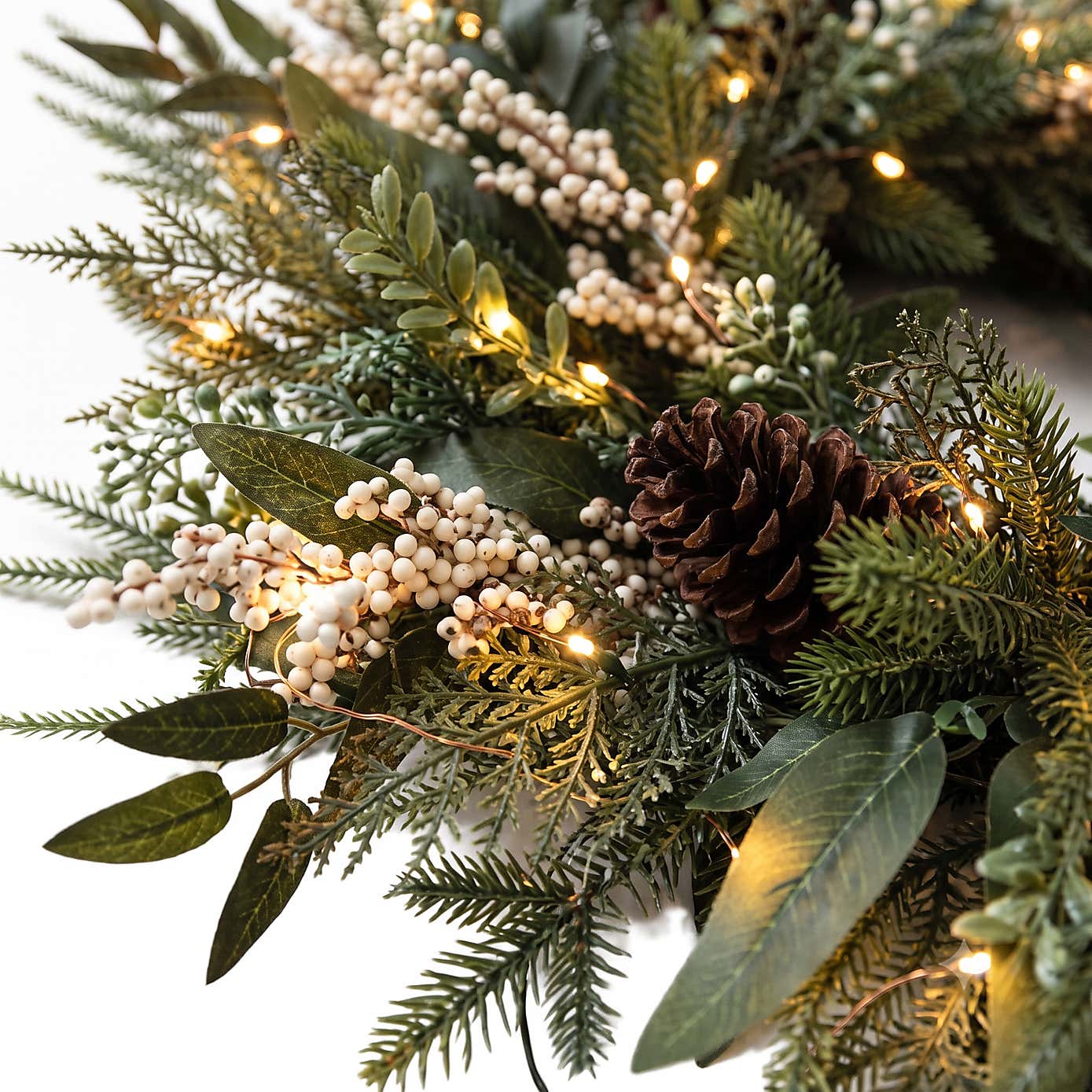 Snowfield Juniper Berry Pre-Lit Christmas Wreath – 66 cm, 50 Warm White LEDs - Image 3