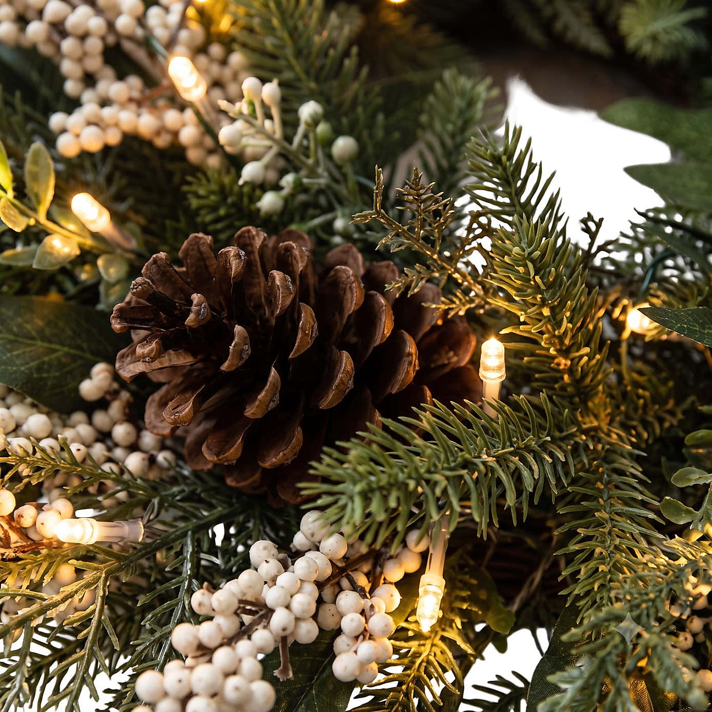Snowfield Juniper Berry Pre-Lit Christmas Wreath – 66 cm, 50 Warm White LEDs - Image 4
